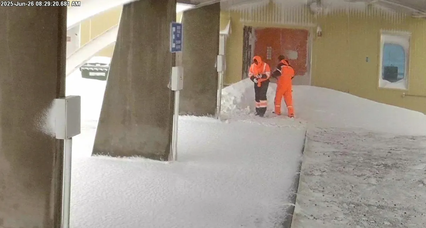 Працівники ALMA в день снігопаду.